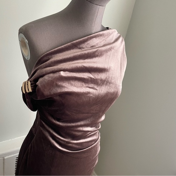Taylor One Shoulder Velvet Dress in Mauve - Picture 5 of 10